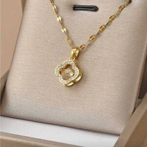 Elegant Gold Pendant Necklace